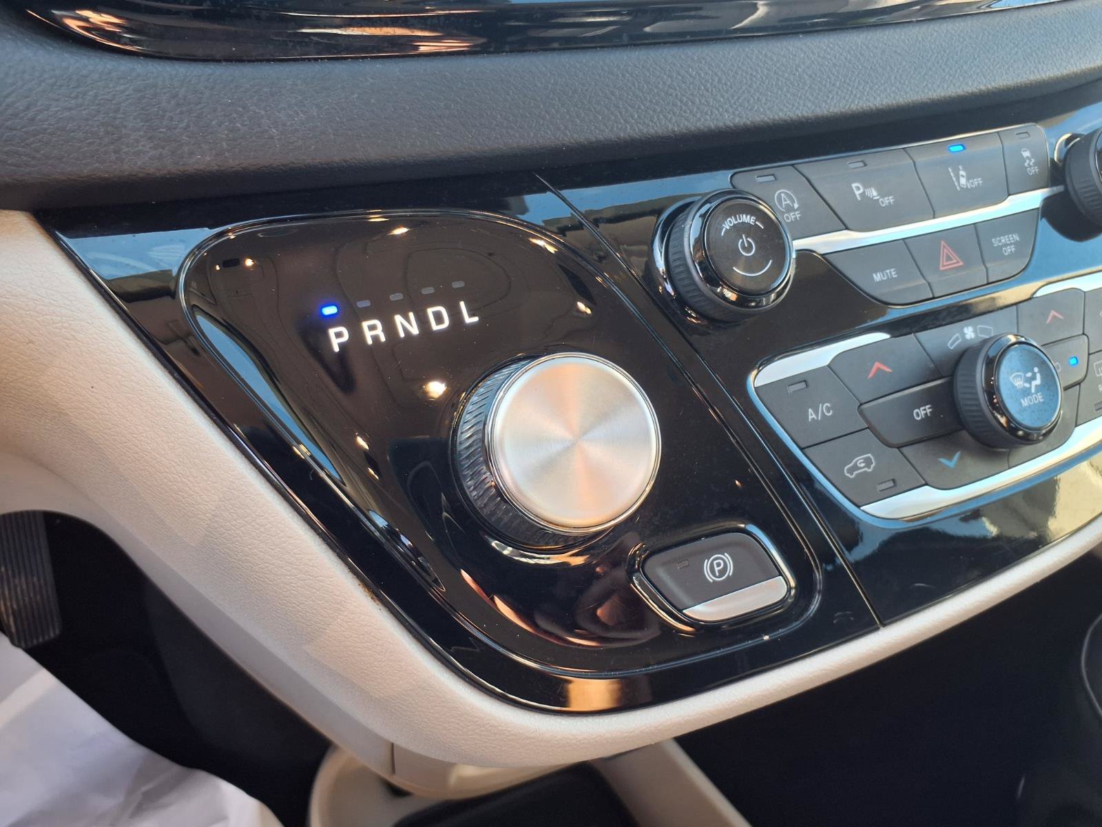 Used 2023 Chrysler Pacifica Touring-L FWD image 22