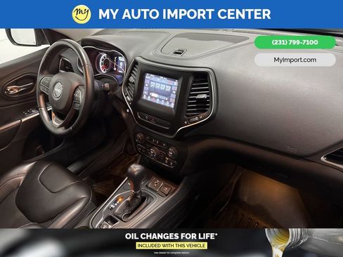 Used 2019 Jeep Cherokee Latitude Plus w/ Comfort/Convenience Group image 32
