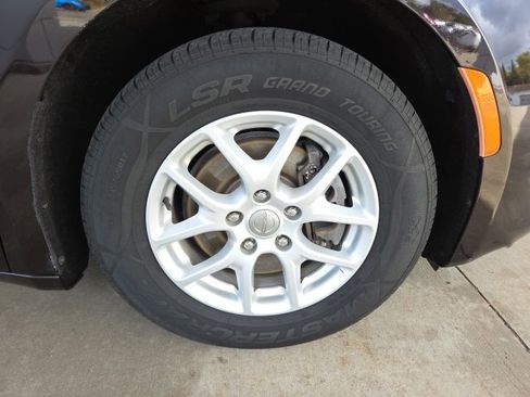 Used 2017 Chrysler Pacifica LX image 58