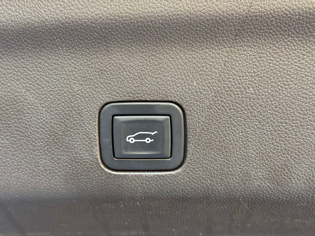 Used 2023 Cadillac Escalade Premium Luxury w/ Performance Package AWD/4WD image 19