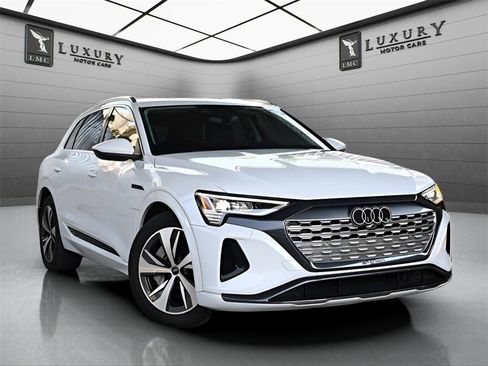 Used 2024 Audi Q8 e-tron Premium image 1