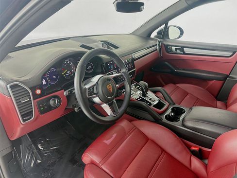 Certified 2022 Porsche Cayenne Platinum Edition image 4