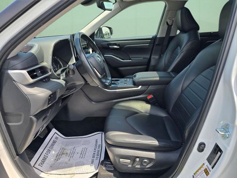 Used 2024 Toyota Highlander XLE FWD image 9