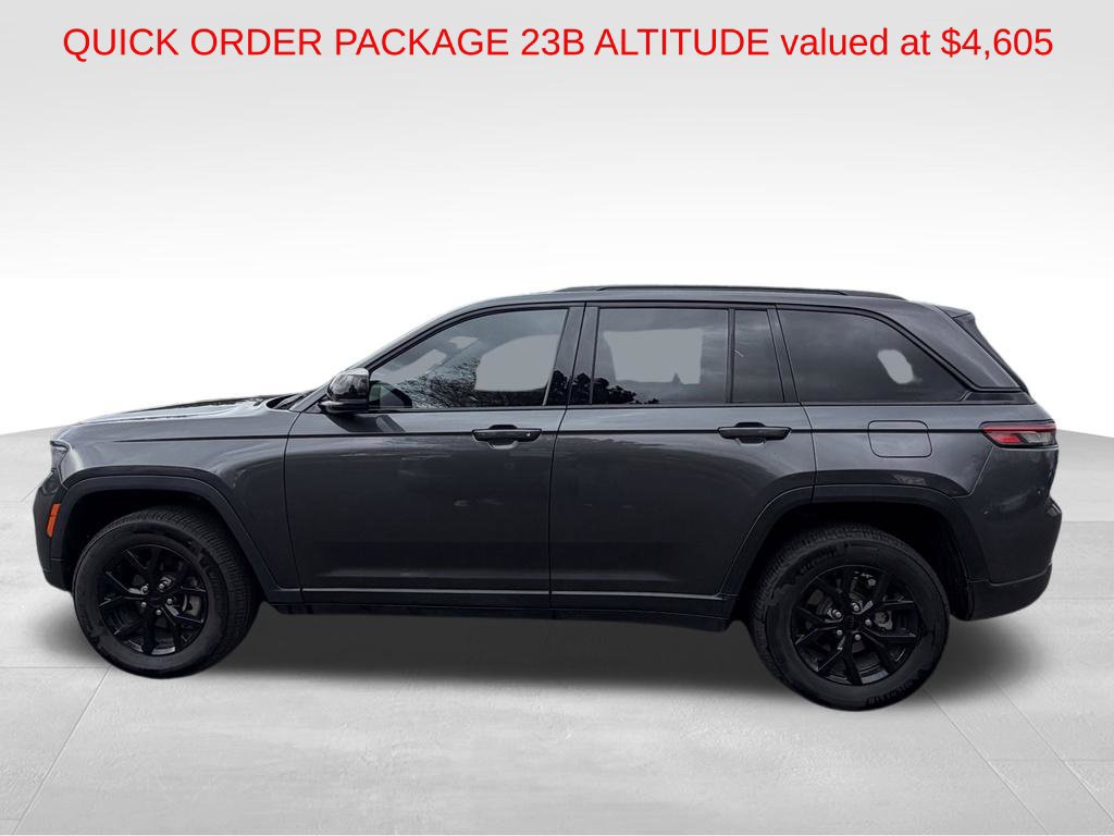 Used 2024 Jeep Grand Cherokee Altitude AWD/4WD image 5