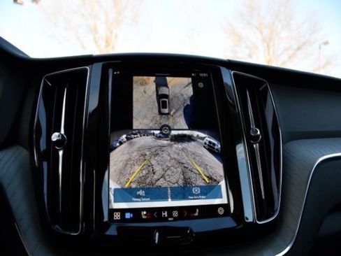 Used 2025 Volvo XC60 B5 Plus image 12