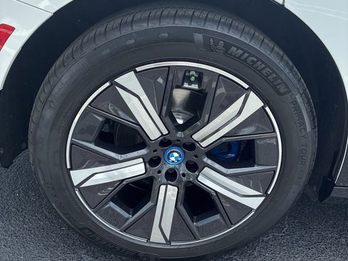 Used 2023 BMW iX xDrive50 w/ Sport Package AWD/4WD image 10