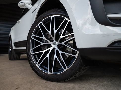 Certified 2024 Porsche Macan AWD/4WD image 12