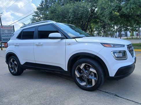 Used 2025 Hyundai Venue SEL FWD image 1