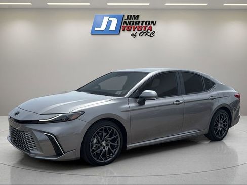 Used 2025 Toyota Camry XSE FWD image 1