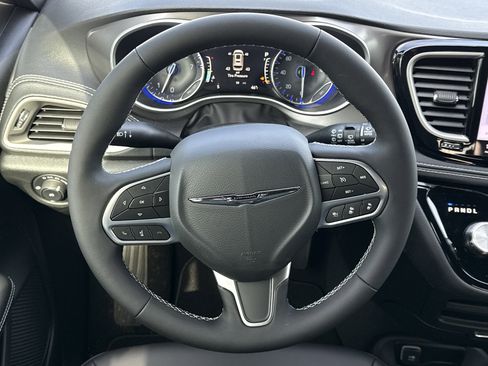 New 2026 Chrysler Pacifica Select image 18