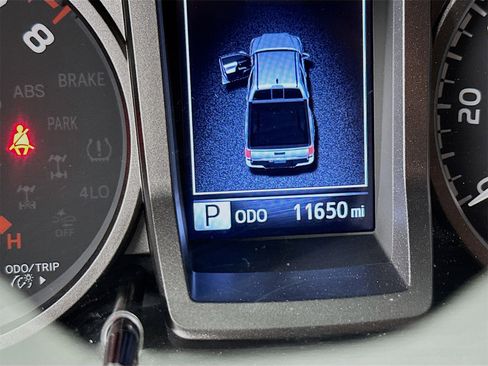 Used 2022 Toyota Tacoma TRD Off-Road image 12