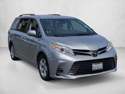 Used 2018 Toyota Sienna LE w/ Carpet Mat Package FWD image 3
