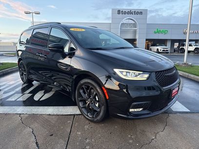 New 2026 Chrysler Pacifica Limited w/ S Appearance Package