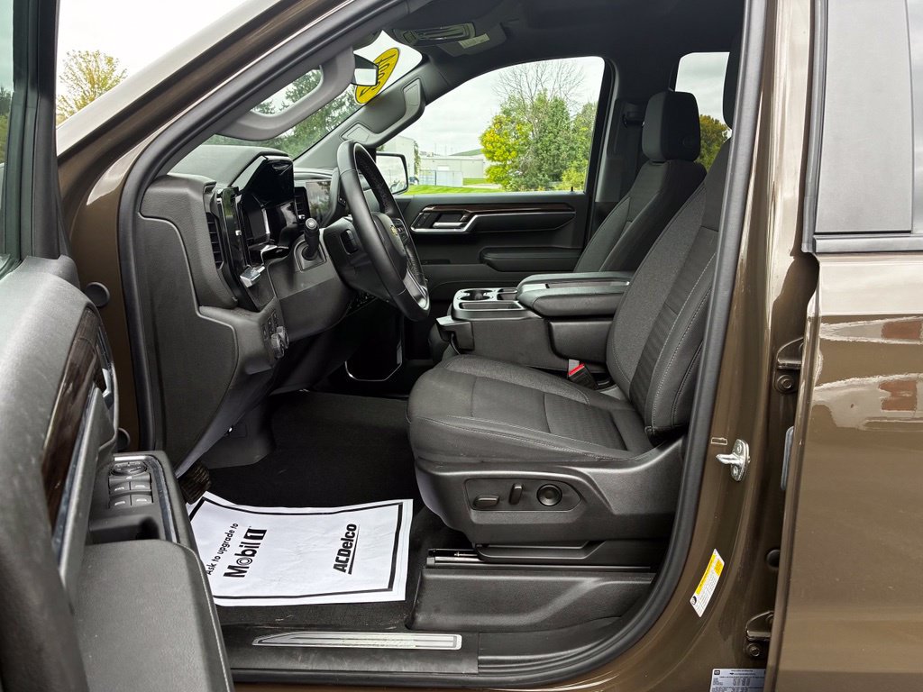 Used 2024 Chevrolet Silverado 1500 LT AWD/4WD image 7