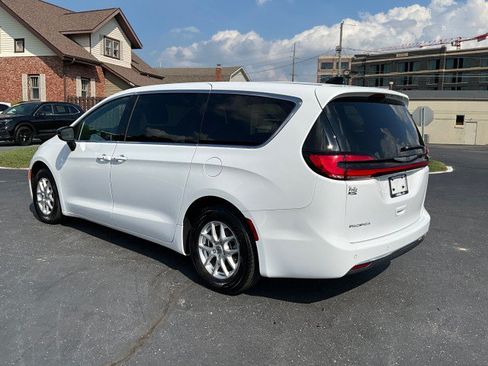 Used 2025 Chrysler Pacifica Select FWD image 5