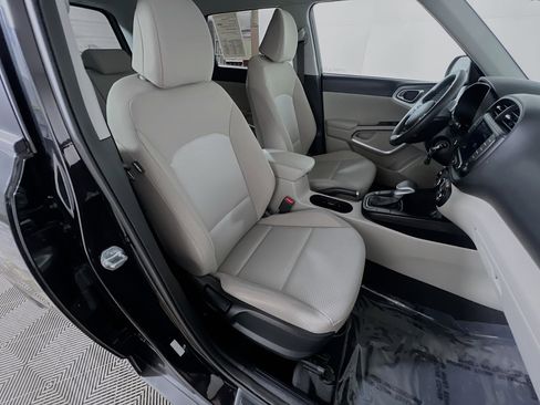 Used 2023 Kia Soul LX image 29