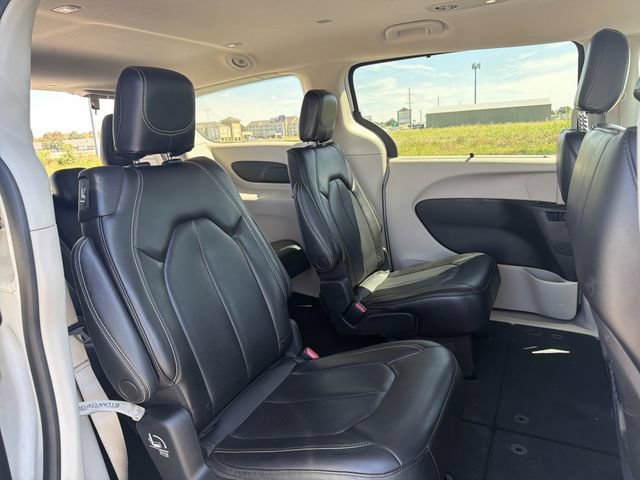Used 2023 Chrysler Pacifica Touring-L FWD image 16