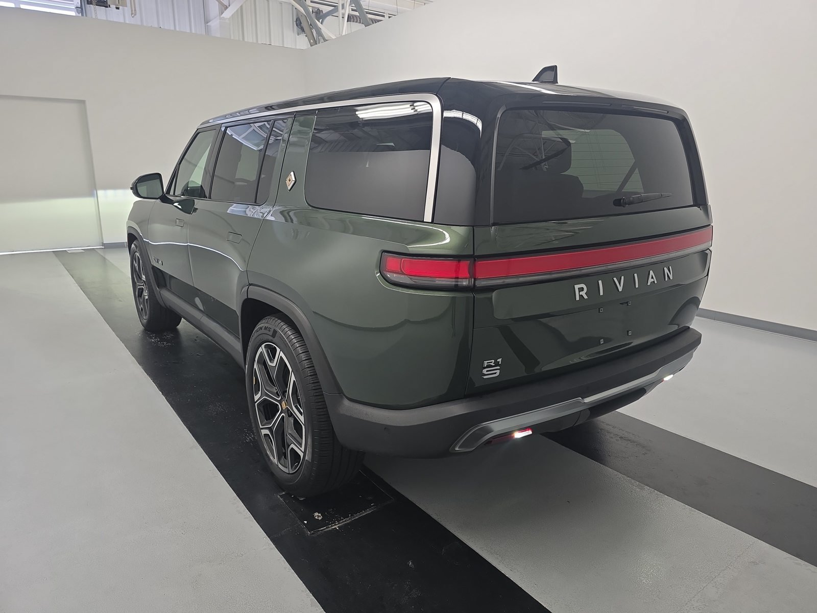 Used 2025 Rivian R1S Adventure Dual AWD/4WD image 3