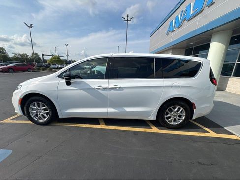 Used 2025 Chrysler Pacifica Select FWD image 10
