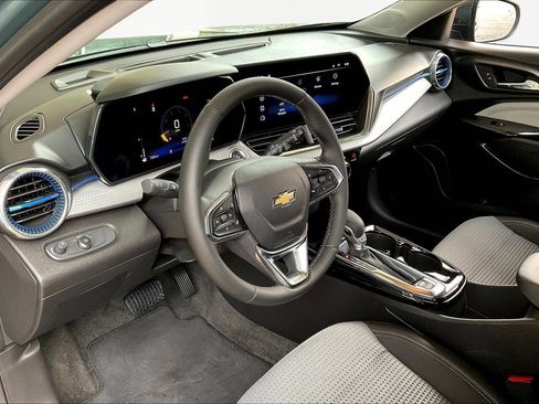 Used 2025 Chevrolet Trax LT w/ Driver Confidence Package image 17