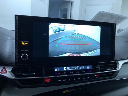 Certified 2025 Toyota Sienna XLE image 28