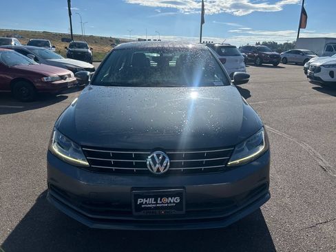Used 2018 Volkswagen Jetta SE FWD image 2