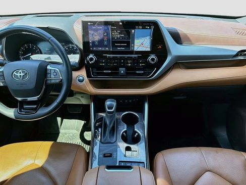 Used 2020 Toyota Highlander Platinum FWD image 19
