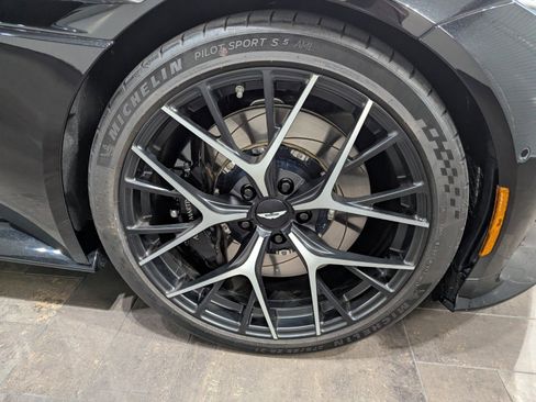 Used 2025 Aston Martin DB12 Coupe image 4