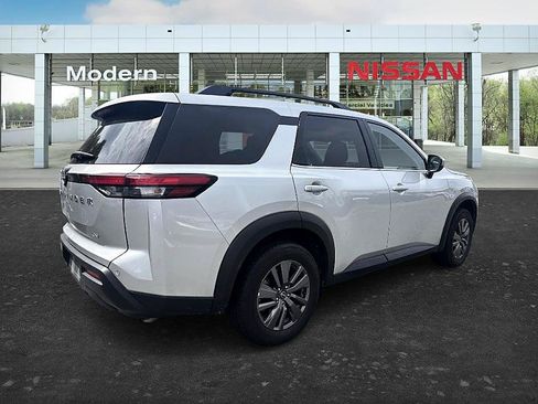 Certified 2024 Nissan Pathfinder SV FWD image 5