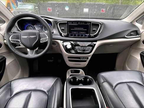 Used 2023 Chrysler Pacifica Touring-L FWD image 16