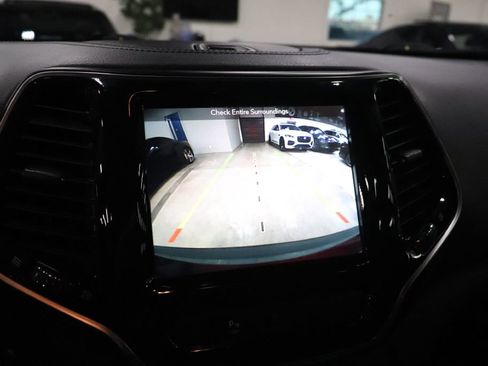 Used 2019 Jeep Cherokee Limited image 33