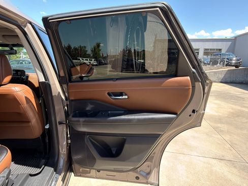 Used 2023 Nissan Pathfinder Platinum w/ Lighting Package (N92) image 17