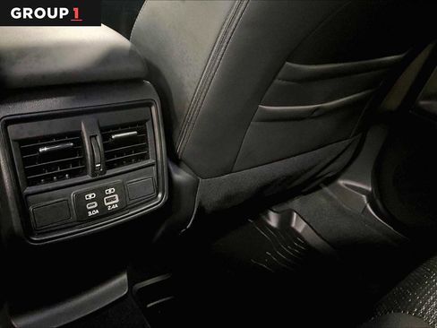 Used 2025 Subaru Forester Premium image 34