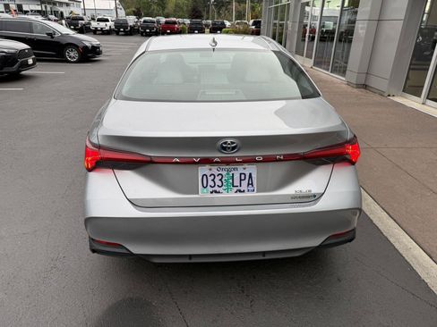 Used 2019 Toyota Avalon XLE w/ Moonroof Package FWD image 4