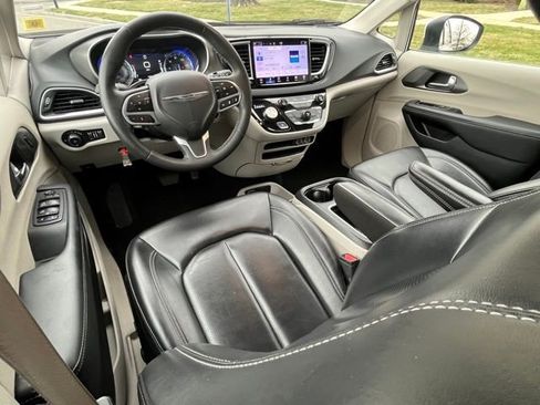 Used 2023 Chrysler Pacifica Touring-L image 23