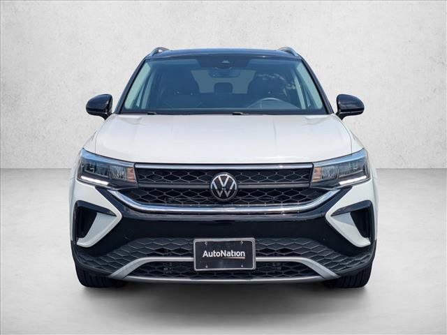 Used 2024 Volkswagen Taos SE w/ Panoramic Sunroof Package FWD image 2