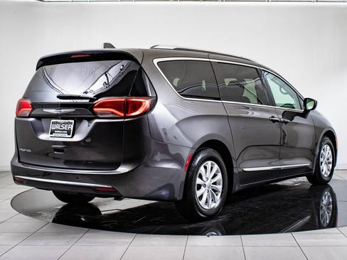 Used 2019 Chrysler Pacifica Touring-L image 7