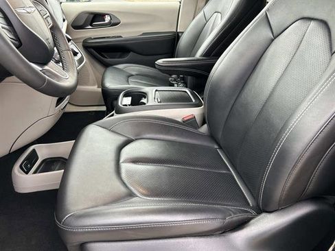 Used 2024 Chrysler Pacifica Touring-L image 22