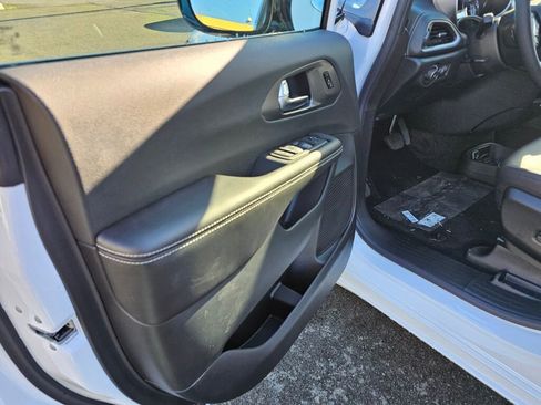 New 2026 Chrysler Pacifica Select image 19