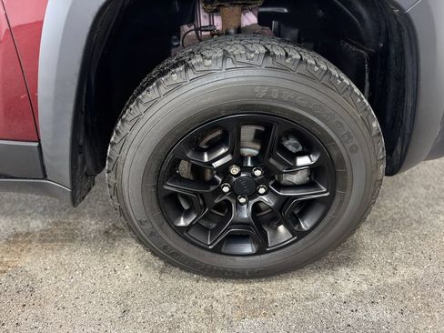Used 2019 Jeep Cherokee Trailhawk w/ Comfort & Convenience Group AWD/4WD image 22