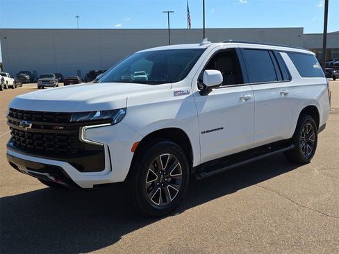 Used 2023 Chevrolet Suburban Z71 w/ Luxury Package image 4