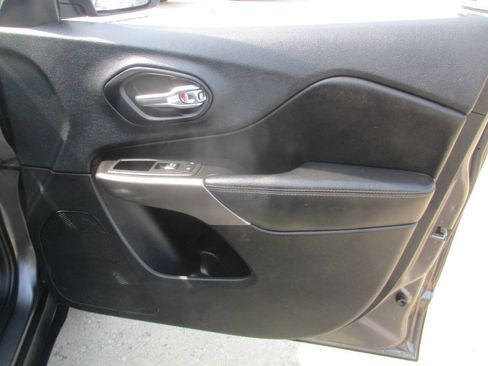 Used 2019 Jeep Cherokee Limited AWD/4WD image 36