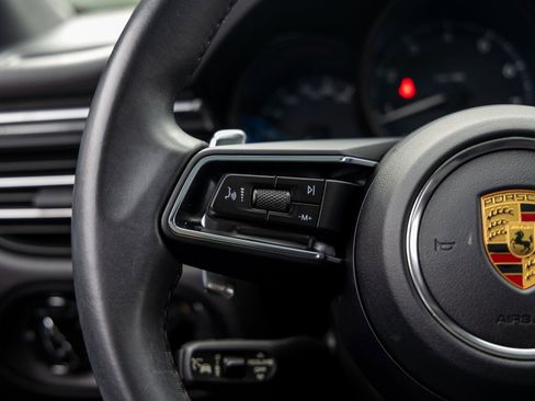 Certified 2023 Porsche Macan image 30