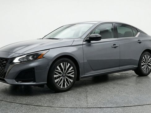 Used 2025 Nissan Altima 2.5 SV FWD image 3