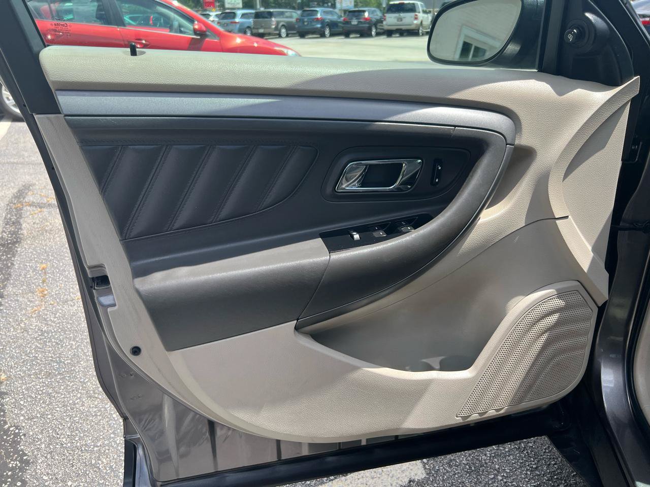 Used 2011 Ford Taurus SE FWD image 11