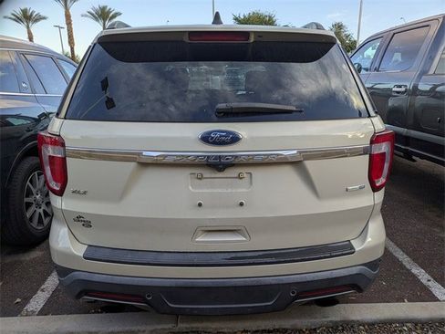 Used 2018 Ford Explorer XLT image 3