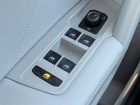 Used 2023 Volkswagen Tiguan SE image 22