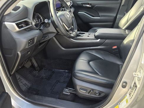 Used 2023 Toyota Highlander XLE image 10