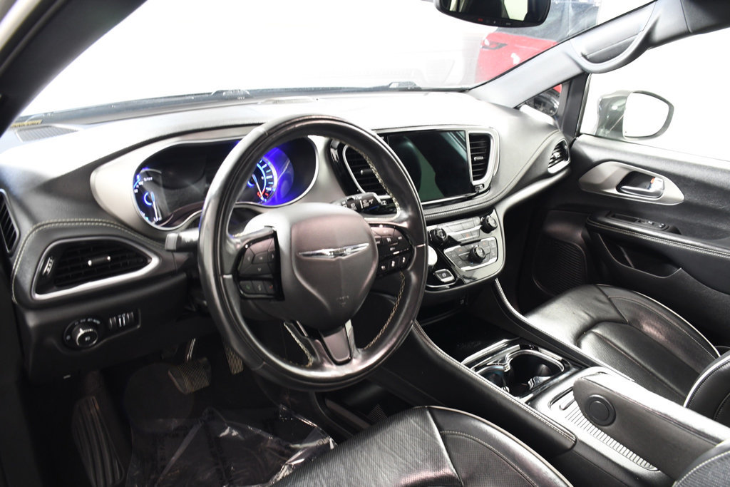 Used 2022 Chrysler Pacifica Limited w/ Uconnect Theater Family Group FWD image 12