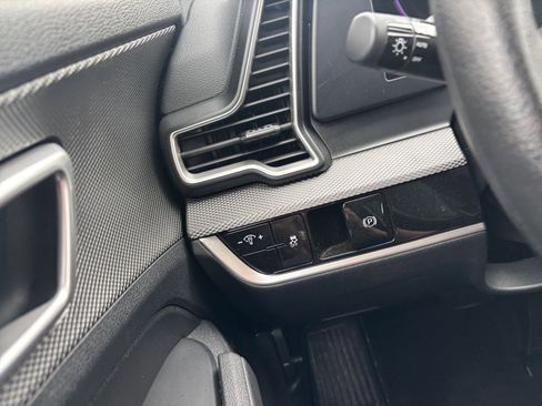Used 2025 Kia Sportage LX FWD image 33